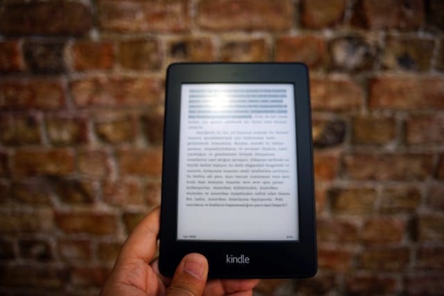 Amazon Kindle 8 generacji - czy to dobry czytnik e-book&oacute;w?