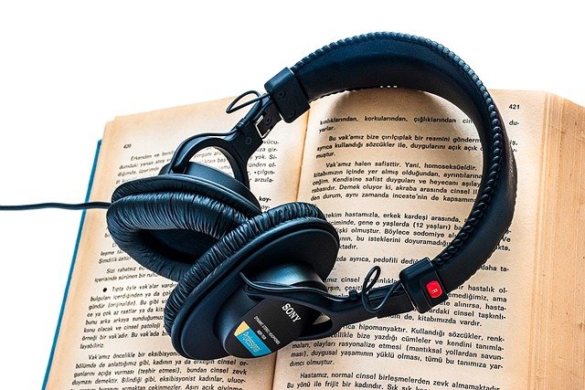 Co to jest audiobook? Jak odtwarzać i jak słuchać audiobooków?