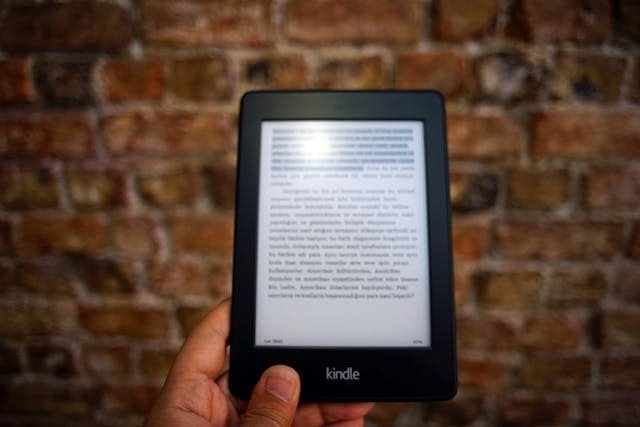Ranking czytników e-booków 2025 - jak wybrać najlepszy czytnik?